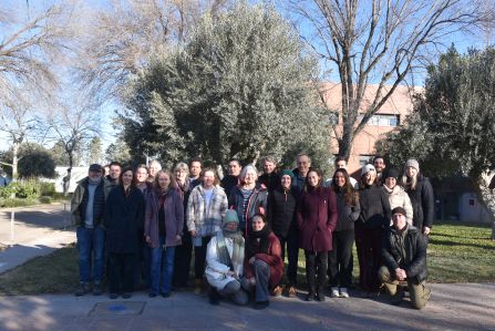 Die Teilnehmer des Zaragoza-Treffens stehen vor einem Baum.