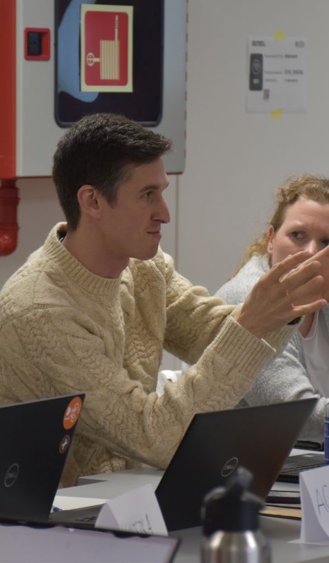 Participants in the Zaragoza meeting are around the table in discussion.